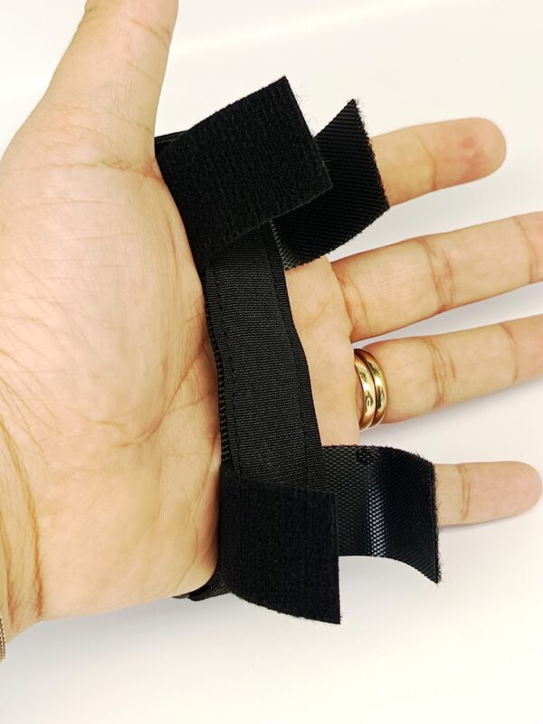 Alça ajustável ergonómica para uso de talheres e utensílios por idosos