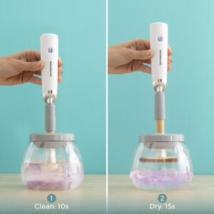 Duas mãos utilizando limpador automático de pincéis com recipiente transparente, ideal para idosos
