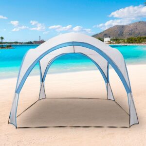 Toldo de praia azul Aktive montado na areia com vista para o mar e céu limpo