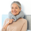 Idosa sorridente usando almofada cervical massajadora Newor InnovaGoods cinzenta, relaxando sentada