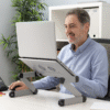 V0103206eMesa Multi-Posições Omnible InnovaGoods Homem maduro usando mesa ergonómica Omnible InnovaGoods para portátil, confortável e segura no escritório