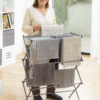 V0103215aEstendal Metálico Rebatível Cloxy InnovaGoods – Dobrável e Prático Mulher espanhola de meia-idade dobrando estendal metálico rebatível Cloxy InnovaGoods no interior de casa, ambiente moderno e iluminado