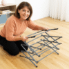 V0103215bMontagem fácil do Estendal Cloxy InnovaGoods Mulher de aparência espanhola entre 50 e 60 anos montando estendal metálico rebatível Cloxy InnovaGoods, mostrando sistema dobrável