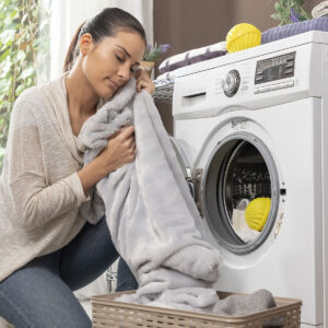 Mulher usando bolas de lavagem ecológicas sem detergente InnovaGoods