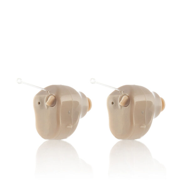 Par de Amplificadores Auditivos Intra-auriculares Bege – Vista Detalhada Par de amplificadores auditivos intra-auriculares bege sobre fundo branco