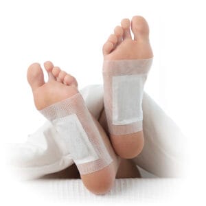 Adesivos antimanchas Stain Stop InnovaGoods aplicados nos pés para conforto e proteção