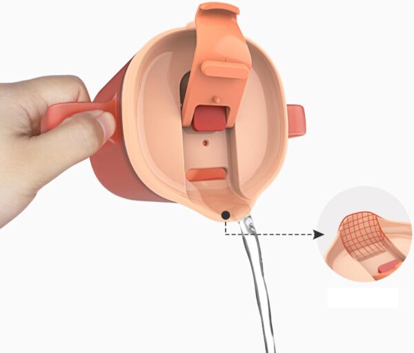 Detalhe da tampa ergonômica com palhinha integrada em caneca para idosos com dificuldade de deglutição