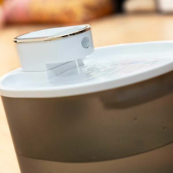 Fonte Automática para Gatos – Recarregável com Sensor e Filtro Reutilizável Fonte de água automática para gatos recarregável com sensor de movimento e filtro reutilizável