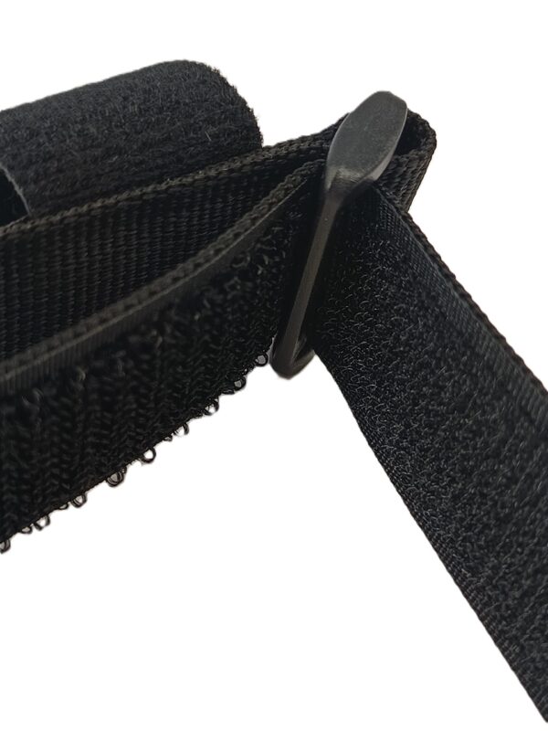 Alça ajustável ergonómica em tecido resistente para uso de talheres e utensílios por idosos