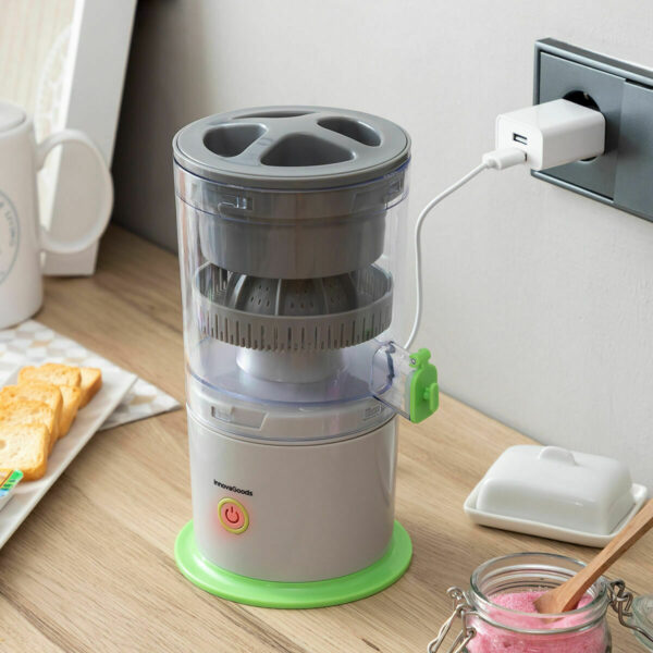 Espremedor Juisso pronto para uso na bancada da cozinha Espremedor elétrico Juisso sobre a bancada com copo de sumo