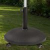 Base para guarda-sol com rodas em resina resistente posicionada em jardim