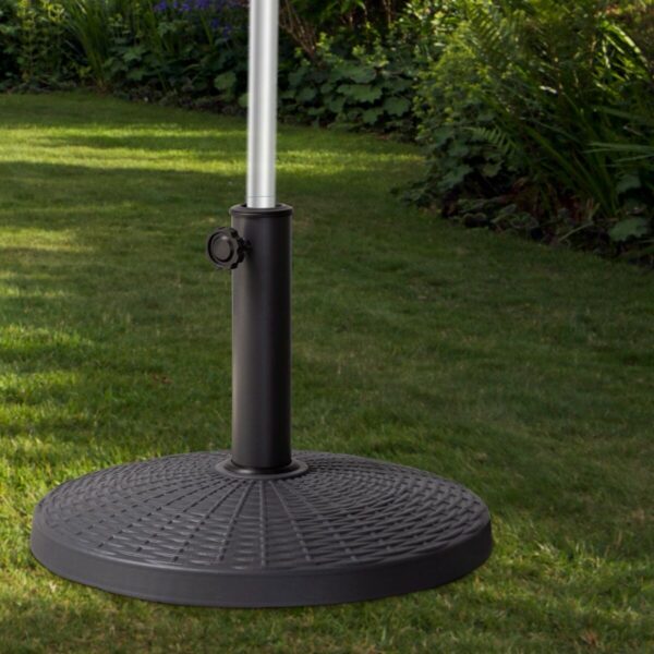 Base de Resina para Guarda-Sol – Estabilidade e Proteção no Jardim Base de guarda-sol em resina resistente instalada em jardim com mastro ajustável
