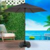 Guarda-sol redondo com base resistente em ambiente de piscina e jardim