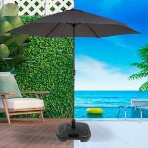 Guarda-sol redondo com base resistente em ambiente de piscina e jardim