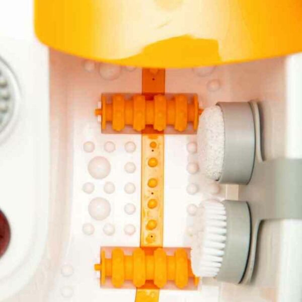 Escova de Limpeza Rotativa InnovaGoods – Limpeza Eficiente Escova de limpeza rotativa InnovaGoods em ação, removendo sujidade de forma rápida e eficiente.