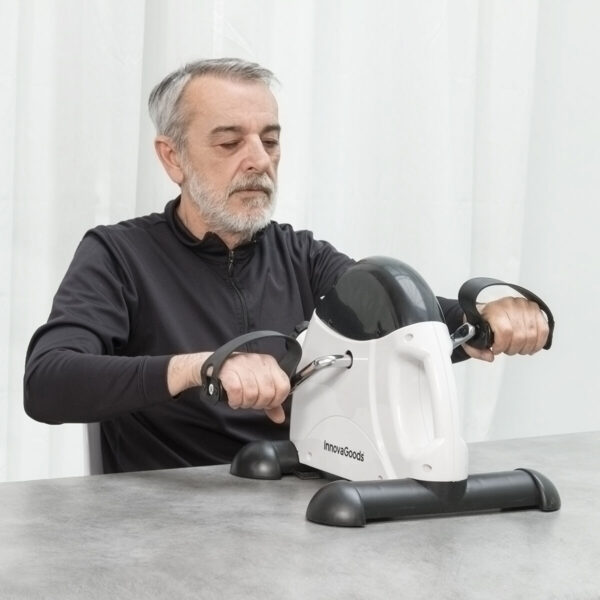 Fipex Fitness Pedal Exerciser InnovaGoods – Exercício Seguro para Idosos Homem usando o Fipex Fitness Pedal Exerciser InnovaGoods para treino de pernas, ideal para idosos e reabilitação física em casa.
