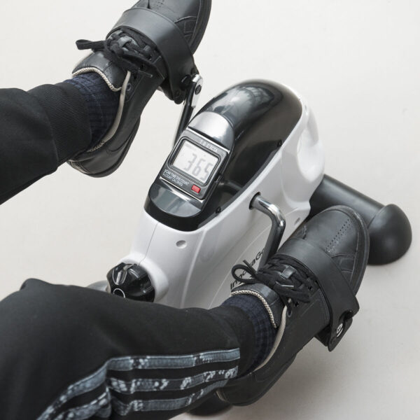 Fipex Fitness Pedal Exerciser InnovaGoods – Exercício Completo para Pernas e Braços Fipex Fitness Pedal Exerciser InnovaGoods em uso para treino de pernas e braços, ideal para idosos e reabilitação física.