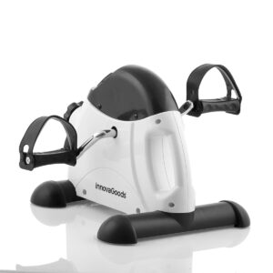 Homem utilizando o Fipex Fitness Pedal Exerciser InnovaGoods para exercício de pernas, ideal para idosos e reabilitação.