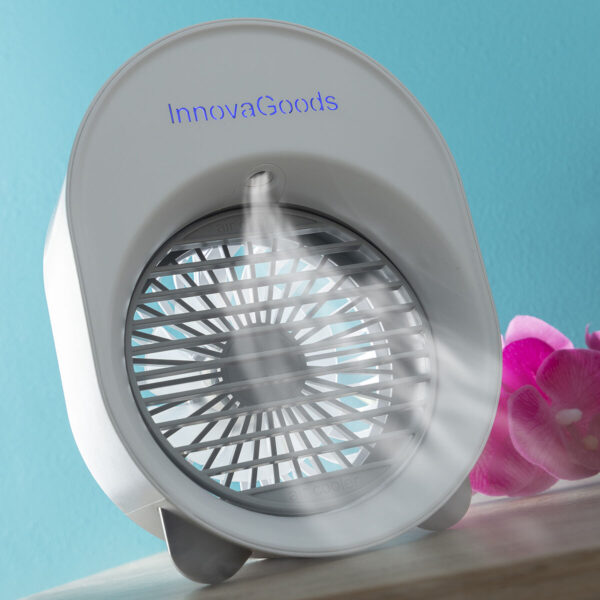 Mini Climatizador e Humidificador Koolizer InnovaGoods portátil em detalhe no quarto