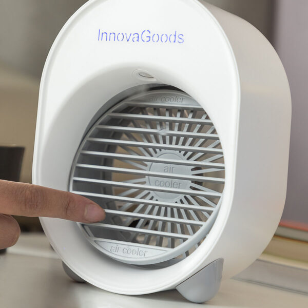V0103485_10 Mini Climatizador e Humidificador Koolizer InnovaGoods portátil em detalhe no quarto