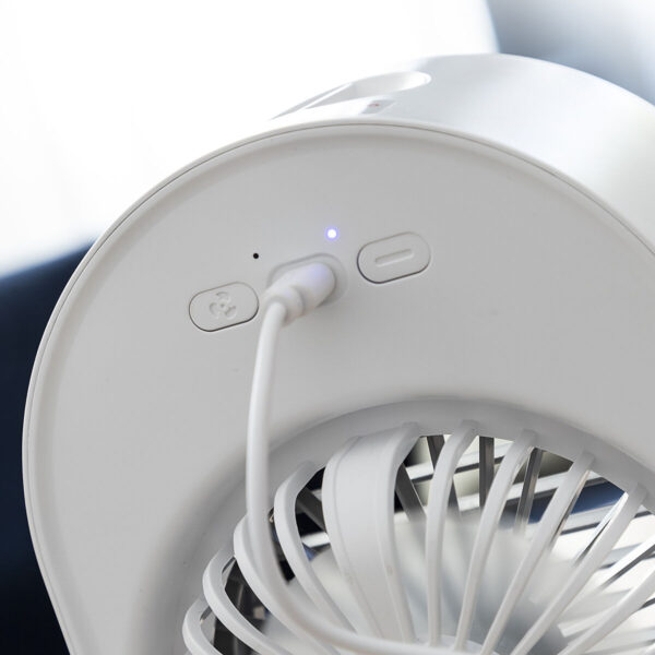Reservatório interno do Mini Climatizador e Humidificador Koolizer InnovaGoods com detalhe das ventoinhas
