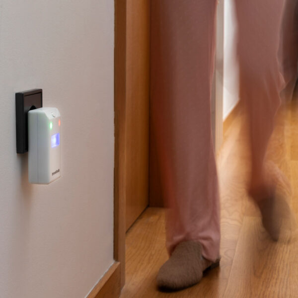 Repelente Ultrassónico InnovaGoods – Proteção Discreta Repelente ultrassónico InnovaGoods ligado à tomada, ideal para corredores, afasta insetos e roedores