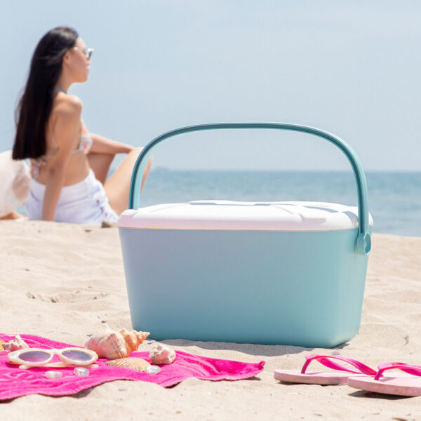 Caixa Térmica Rígida Portátil Azul 20L para Praia e Piqueniques Caixa térmica rígida portátil azul na praia, ideal para idosos manterem alimentos e bebidas frescos