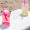 Copos com bebidas frescas apoiados na Geleira Koolty Portátil 20L