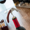 Saca-rolhas em uso a abrir garrafa de vinho InnovaGoods, acessório prático e elegante para apreciadores