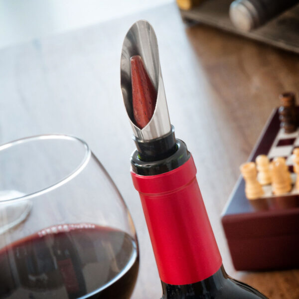 Saca-Rolhas Elegante InnovaGoods – Acessório de Vinho Prático e Sofisticado Saca-rolhas elegante InnovaGoods com garrafa de vinho e copo, acessório prático para apreciadores