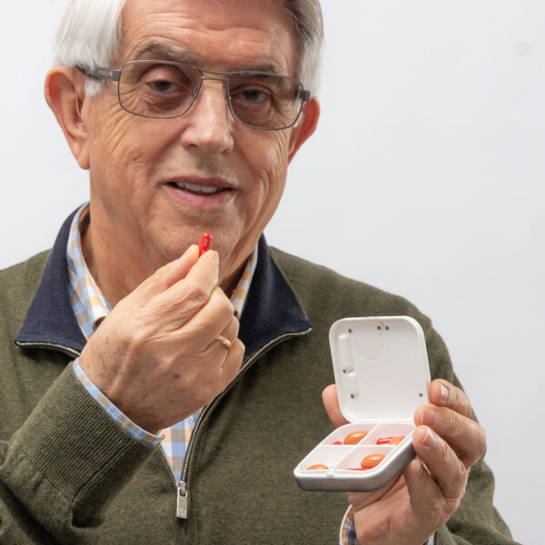 Caixa organizadora de medicamentos portátil 4 divisórias Caixa organizadora de comprimidos para idosos com quatro divisórias, portátil e fácil de abrir