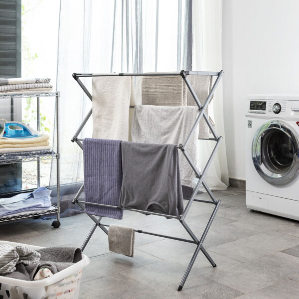 Estendal Dobrável Metálico com Cesto de Roupa Cesto de roupa ao lado de estendal dobrável metálico em piso cerâmico
