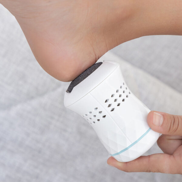 Lima Elétrica para Calos com Aspirador Integrado – Pés Macios e Sem Esforço Pessoa a usar lima elétrica branca com aspirador integrado na planta do pé