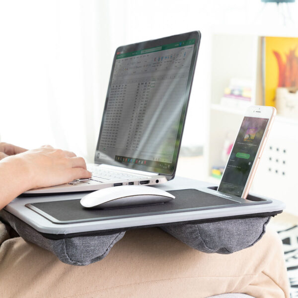 Mesa Portátil Almofada XL InnovaGoods – Conforto para sofá e poltrona Mesa Portátil Almofada XL InnovaGoods usada no sofá com portátil aberto