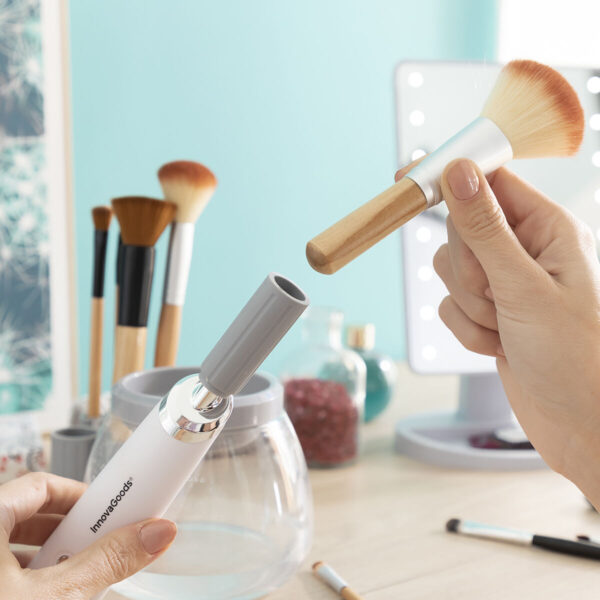 Kit Automático de Limpeza e Secagem de Pincéis InnovaGoods Mãos segurando pincéis de maquilhagem limpos com o Kit Automático InnovaGoods
