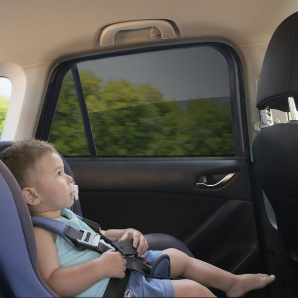 Proteção Solar Automotiva para Idosos – InnovaGoods Idoso sentado no carro com proteção solar automotiva InnovaGoods – conforto, ventilação e menos brilho