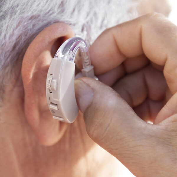Amplificador auditivo retroauricular recarregável para idosos Idoso utilizando amplificador auditivo retroauricular recarregável