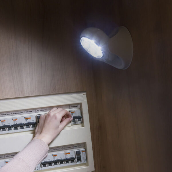 "Candeeiro LED Lumaet 360° com Sensor de Movimento – Iluminação Segura" "candeeiro LED Lumaet 360 com sensor de movimento iluminação automática segura para corredores e escadas"