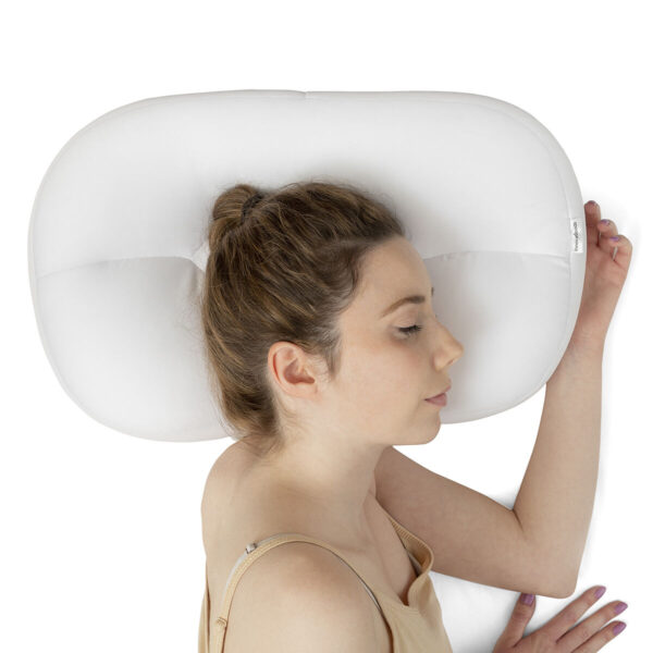 Almofada Nuvem 3D Antirrugas – Apoio Cervical, Postura Correta e Conforto Mulher a descansar com Almofada Nuvem 3D Antirrugas – apoio cervical e sono reparador