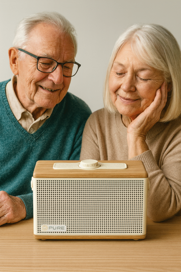 S0466859-casal maduro juntos relembrando Casal sénior sorridente a apreciar um altifalante Bluetooth Pure 254373 em momento de nostalgia
