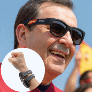 Homem espanhol sorridente usando óculos de sol Sunfold Spain Black com design moderno e lentes polarizadas, sob luz natural.