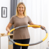 V0103103bAnel de Fitness Desmontável com Espuma – Demonstração de Uso Mulher de 50–60 anos usando anel de fitness desmontável com revestimento em espuma, produto em destaque