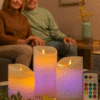 Casal maduro relaxando na sala com velas LED multicolor InnovaGoods acesas e comando remoto, ambiente tranquilo e acolhedor