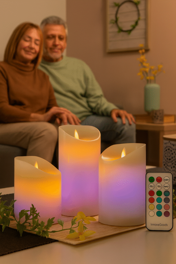 V0103781dVelas LED Multicor com Controlo Remoto – Relaxamento e Conforto Casal maduro relaxando na sala com velas LED multicolor InnovaGoods acesas e comando remoto, ambiente tranquilo e acolhedor