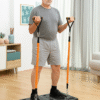 V0704248bTreino em Pé com Gympak Max InnovaGoods – Sistema Portátil Homem a treinar em pé com barras elásticas no Sistema de Treino Integral Portátil Gympak Max InnovaGoods