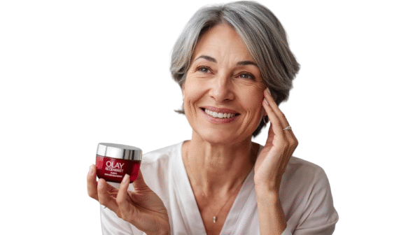 S0585412Mulher-madura-aplicando-lay-Regenerist Mulher madura aplicando o creme facial Olay Regenerist Noite, transmitindo bem-estar, confiança e cuidado com a pele.