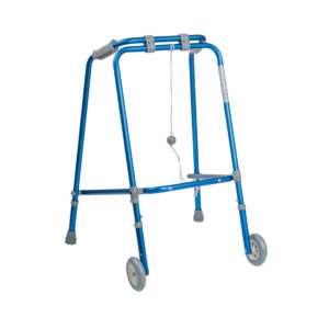 2005_Andarilho Reha Fund RF-100 em Alumínio Andarilho dobrável Reha Fund RF-100 em alumínio, com duas rodas frontais e altura ajustável, indicado para idosos com mobilidade reduzida