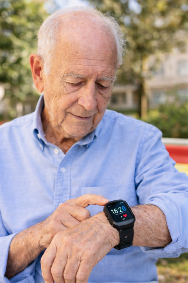 Adulto idoso a utilizar o relógio GPS Nock Senior 4 com botão SOS e monitorização de saúde