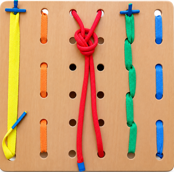Caminhos das Fitas, jogo artesanal em madeira com fitas coloridas para atividades de coordenação motora fina e destreza manual.
