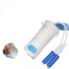 Calçador de meias adaptado com suporte branco e azul e fitas para facilitar a colocação das meias